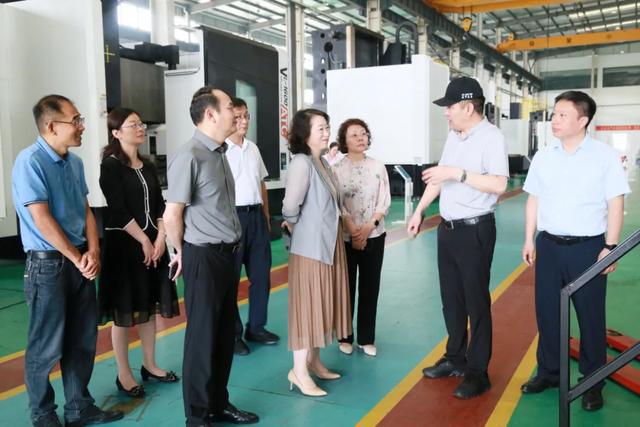 江苏省总工会党组成员、副主席张迎春到江苏美申美克精密机械有限公司调研(图2)