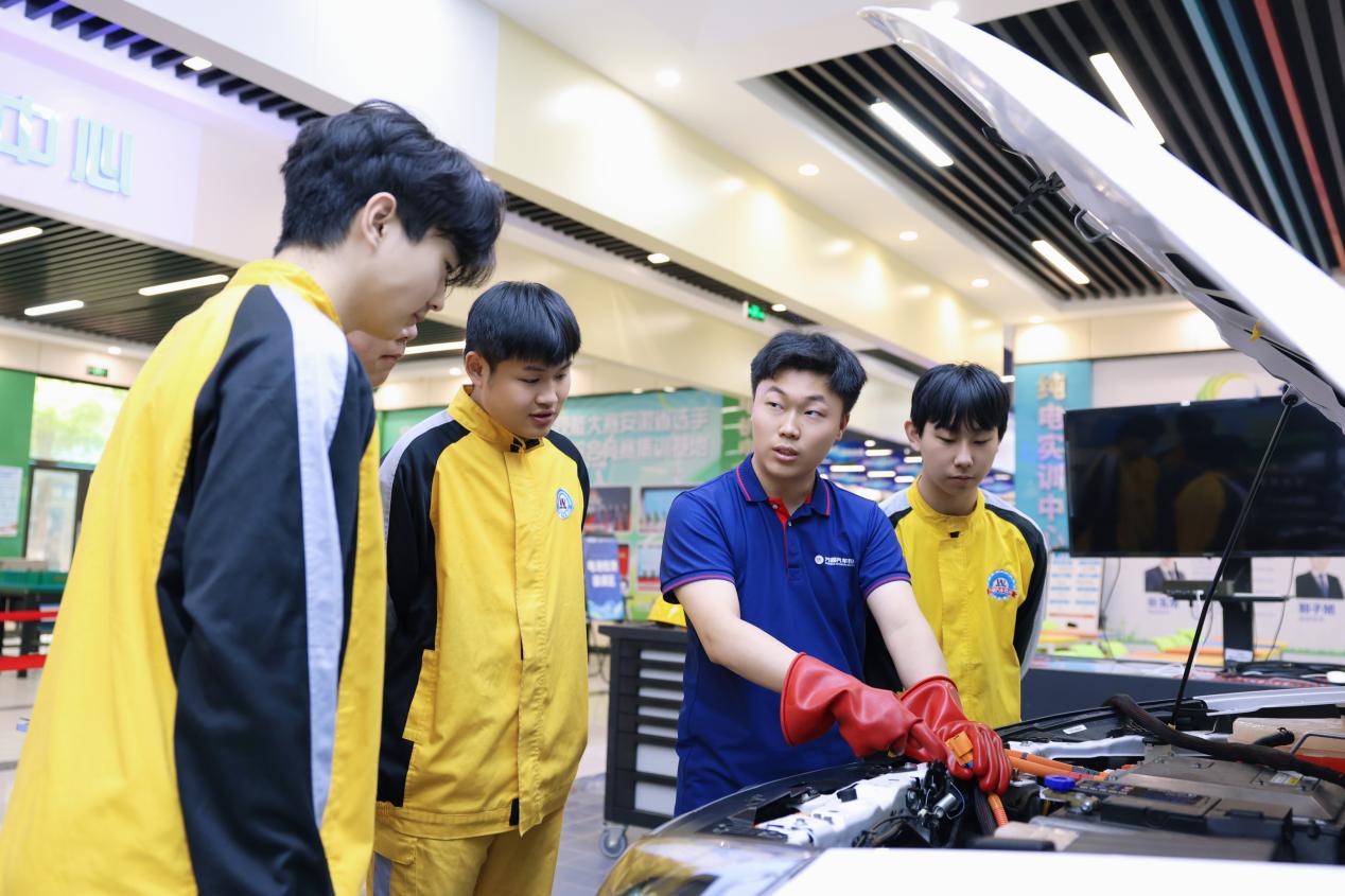 万通汽车教育：“智造”转型背后的职教力量